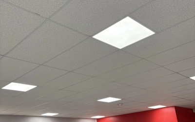 Remplacement de 36 dalles LED dans une salle de ping-pong