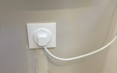Mise en place d&rsquo;une sortie de câble dans un mur en brique